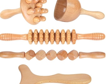 Könnte beinhalten: Satz mit fünf Holzmassagewerkzeugen. Die Werkzeuge umfassen ein becherförmiges Werkzeug mit Griff, eine Rolle mit Griff, einen Satz verbundener Holzperlen mit Griff, ein Werkzeug mit Griff und einem abgerundeten Kopf mit mehreren kleinen Knöpfen und ein flaches Werkzeug mit Griff und einem Y-förmigen Kopf.