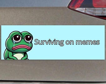 Magneti e adesivi per auto "Surviving On Memes" / Adesivo e magnete per auto con meme divertenti / Adesivo in vinile per auto TikTok / Accessorio adesivo magnetico per auto