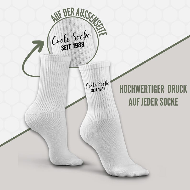 May include: Two white ribbed socks with the text "Coole Socke SEIT 1989" printed on them. The socks are displayed on a light gray background with additional text in German. The image highlights the high-quality print on each sock.