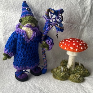 Knitted Frog Wizard Froggie!!