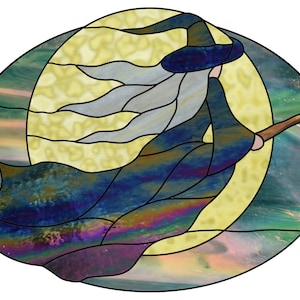 Könnte beinhalten: Ein Buntglasfenster mit einer Hexe, die auf einem Besen vor einem gelben Mond fliegt. Die Hexe trägt eine blaue Robe und einen spitzen Hut. Der Mond ist von einem blauen und grünen Hintergrund umgeben.