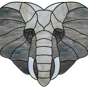 Könnte beinhalten: Ein Elefantenkopf aus Buntglas in Herzform. Der Elefant ist grau mit schwarzen Linien und hat braune Augen.