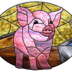 Puede incluir: Una ventana de vitral que representa un lechón rosado de pie en un granero con una telaraña en el fondo.