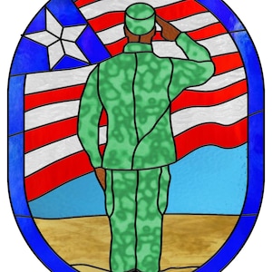 Puede incluir: Diseño de vidriera que representa a un soldado saludando frente a la bandera de Puerto Rico. El soldado viste un uniforme verde. La bandera tiene rayas rojas y blancas con una estrella blanca sobre un triángulo azul. La imagen está enmarcada en un óvalo azul.