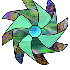 Pode incluir: Um design de cata-vento em vitral com uma gema azul central. O cata-vento apresenta lâminas alternadas de vidro verde, azul e castanho, delineadas em preto. O vidro tem uma qualidade texturizada e iridescente, criando um efeito visual dinâmico.