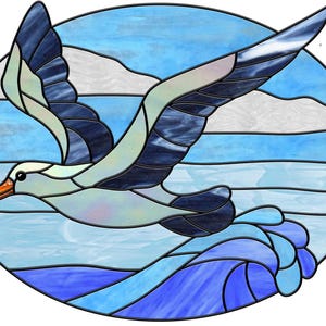 Puede incluir: Una representación en vitral de una gaviota volando sobre un océano azul con nubes blancas en el fondo.