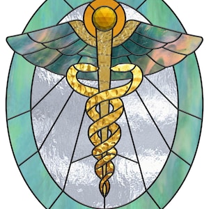 Pode incluir: Uma janela de vitral representando o caduceu, símbolo da medicina, com uma cobra dourada envolta em torno de um cajado com asas. O fundo é azul turquesa com um centro branco.