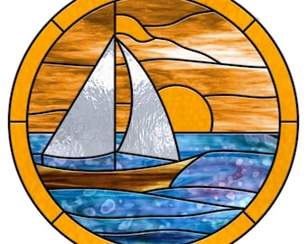 Puede incluir: Una ventana de vitral que representa un velero navegando en el océano al atardecer. El velero tiene una vela blanca y un casco marrón. El sol se pone detrás del velero, proyectando un cálido resplandor naranja sobre el agua. El océano es de un azul profundo con olas blancas.