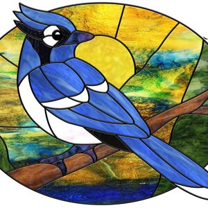 Può includere: Una rappresentazione in vetro colorato di un ghiandaia azzurra appollaiata su un ramo con un sole giallo sullo sfondo.