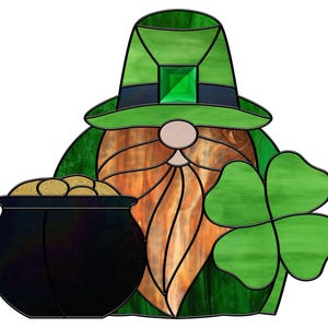 Op de afbeelding: Een glas-in-lood leprechaun dwerg die een pot met gouden munten en een klavertje vier vasthoudt. De dwerg draagt een groene hoed met een klavertje vier.