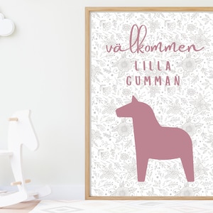 May include: A pink and white nursery print with a floral pattern and a pink Dala horse. The print features the text "välkommen lilla gumman" in pink.