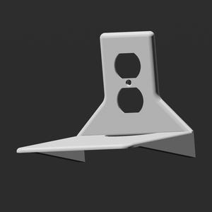 Pode incluir: Suporte de parede de plástico branco com uma prateleira e uma tomada elétrica padrão.