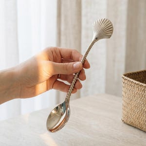 Pode incluir: Conjunto de três canecas de cerâmica com acabamento fosco e salpicado. As canecas são em tons de creme, cinza claro e cinza escuro. Cada caneca tem um design simples e minimalista, perfeito para café ou chá.