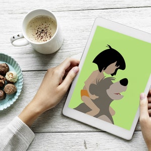 Puede incluir: Una tableta blanca con un fondo verde que muestra una imagen de dibujos animados de Mowgli del Libro de la Selva de Disney montando a Baloo el oso. La tableta est&aacute; siendo sostenida por las manos de una persona.