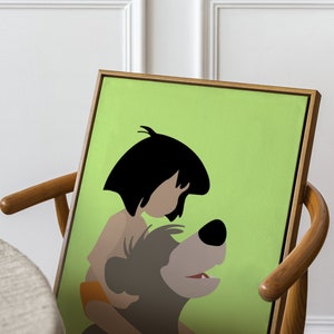 Puede incluir: Una impresi&oacute;n enmarcada de una ilustraci&oacute;n de dibujos animados de Mowgli del Libro de la Selva de Disney montando a Baloo el oso. La ilustraci&oacute;n es de estilo minimalista con un fondo verde.