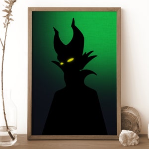 Può includere: Una silhouette nera di un personaggio con corna e occhi gialli luminosi su uno sfondo sfumato verde. Il personaggio è rappresentato in una posa minacciosa, con un mento appuntito e un lungo mantello fluttuante.