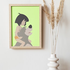 Puede incluir: Una impresi&oacute;n enmarcada de una ilustraci&oacute;n de dibujos animados de un ni&ntilde;o montando un oso. La impresi&oacute;n est&aacute; sobre un fondo verde claro y est&aacute; enmarcada en un marco de madera claro.