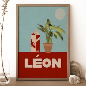 Può includere: Una stampa incorniciata con uno sfondo rosso e la parola "LEON" in testo bianco. La stampa presenta un'illustrazione di cartone animato di un cartone di latte e una pianta in vaso su uno sfondo blu.