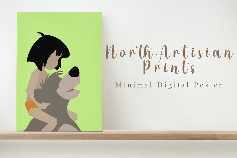 Puede incluir: Una ilustraci&oacute;n digital de Mowgli de El Libro de la Selva de Disney montando a Baloo el oso. La imagen est&aacute; sobre un fondo verde y tiene el texto "North Artisan Prints" y "Minimal Digital Poster" debajo.