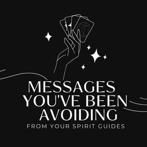 Puede incluir: Gráfico en blanco y negro con el texto "MESSAGES YOU'VE BEEN AVOIDING FROM YOUR SPIRIT GUIDES". Una mano sostiene cartas de tarot, con estrellas y líneas en el diseño.