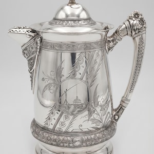 Urna de agua caliente antigua de Winsted Silver Plate Co. – Triple Plate n.° 1000 – Escena portuaria grabada de la época victoriana de la década de 1870 – Gran bandeja de plata