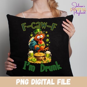 Puede incluir: Cojín negro con un diseño de gallo colorido con sombrero verde y pajarita, rodeado de tréboles y jarras de cerveza. El texto dice "F-caw-F I'm Drunk". Un archivo digital PNG.