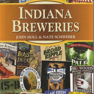 Puede incluir: Portada del libro "Indiana Breweries" con varios logotipos e ilustraciones de cervecerías. El título aparece en letras grandes y en negrita, con los nombres de los autores debajo. Un collage de etiquetas de cerveza.