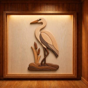 Peut inclure: Une œuvre d'art murale en bois présentant un design en marqueterie superposée d'un héron debout parmi des massettes. L'oiseau est fabriqué à partir de tons de bois clair, moyen et foncé, sur un panneau en bois clair dans un cadre en bois foncé.