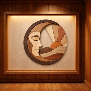 Pode incluir: Uma peça de arte mural circular em madeira com um design de marchetaria em camadas que apresenta um rosto humano estilizado de perfil integrado com uma lua crescente, um sol nascente e colinas, feita de vários tons de madeira natural.