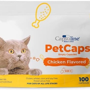 Puede incluir: Una bolsa de 100 cápsulas vacías de tamaño 3 con sabor a pollo para gatos. La bolsa presenta ilustraciones de un gato y una pierna de pollo. El texto en la bolsa dice "Capsuline PetCaps Empty Capsules Chicken Flavored Size 3 100 Capsules".