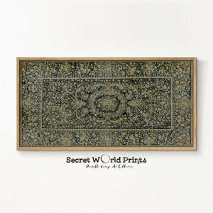 K&ouml;nnte beinhalten: Ein gerahmter Druck eines Vintage-Teppichs mit einem blauen und goldenen floralen Muster. Der Teppich ist von einem Holzrahmen umgeben.