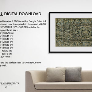 K&ouml;nnte beinhalten: Ein digitaler Download eines Vintage-Teppichdrucks in Blaut&ouml;nen und Beige. Das Bild zeigt den Teppichdruck in einem schwarzen Rahmen, der an einer wei&szlig;en Wand &uuml;ber einem beigen Sofa h&auml;ngt. Der Text "DIGITALER DOWNLOAD" befindet sich oben im Bild. Der Text unter dem Bild listet die verschiedenen Gr&ouml;&szlig;en auf, in denen der Druck heruntergeladen werden kann, einschlie&szlig;lich Zoll und Zentimeter.