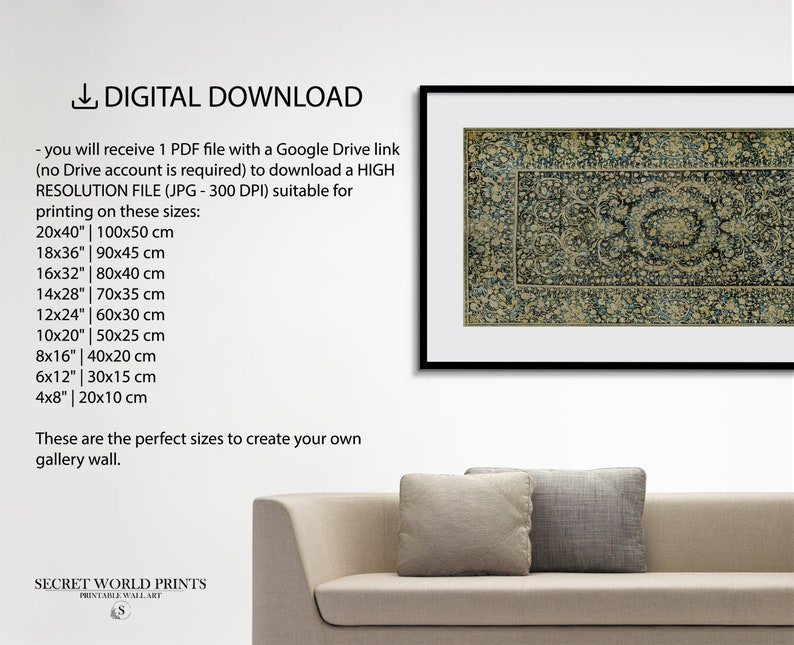 K&ouml;nnte beinhalten: Ein digitaler Download eines Vintage-Teppichdrucks in Blaut&ouml;nen und Beige. Das Bild zeigt den Teppichdruck in einem schwarzen Rahmen, der an einer wei&szlig;en Wand &uuml;ber einem beigen Sofa h&auml;ngt. Der Text "DIGITALER DOWNLOAD" befindet sich oben im Bild. Der Text unter dem Bild listet die verschiedenen Gr&ouml;&szlig;en auf, in denen der Druck heruntergeladen werden kann, einschlie&szlig;lich Zoll und Zentimeter.