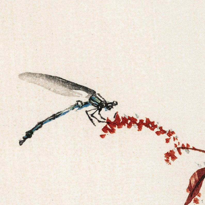 K&ouml;nnte beinhalten: Eine blaue Libelle mit schwarzen Markierungen sitzt auf einem Zweig mit roten Bl&uuml;ten. Die Fl&uuml;gel der Libelle sind ausgebreitet und ihr K&ouml;rper ist nach rechts gerichtet. Die Bl&uuml;ten sind in einem lockeren Pinselstrichstil gemalt.