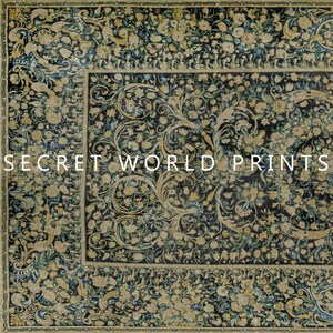 K&ouml;nnte beinhalten: Ein Vintage-Teppich mit einem floralen Muster in Blaut&ouml;nen, Gr&uuml;n- und Beiget&ouml;nen. Der Teppich zeigt ein sich wiederholendes Design aus stilisierten Blumen und Bl&auml;ttern. Der Text "SECRET WORLD PRINTS" ist in Wei&szlig; auf den Teppich gedruckt.