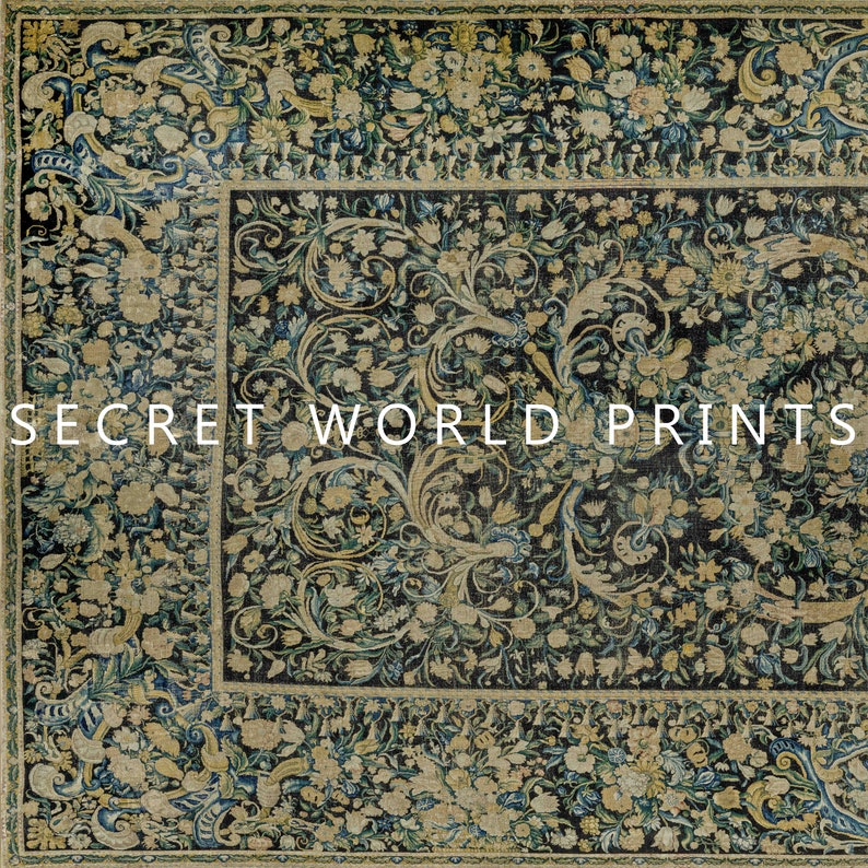 K&ouml;nnte beinhalten: Ein Vintage-Teppich mit einem floralen Muster in Blaut&ouml;nen, Gr&uuml;n- und Beiget&ouml;nen. Der Teppich zeigt ein sich wiederholendes Design aus stilisierten Blumen und Bl&auml;ttern. Der Text "SECRET WORLD PRINTS" ist in Wei&szlig; auf den Teppich gedruckt.