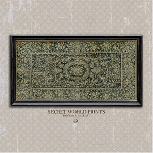 K&ouml;nnte beinhalten: Ein gerahmter Druck eines Vintage-Teppichs mit einem floralen Muster in Blau- und Goldt&ouml;nen. Der Rahmen ist schwarz und hat einen abgenutzten Look. Der Text "SECRET WORLD PRINTS" und "PRINTABLE WALL ART" ist unterhalb des Rahmens sichtbar.