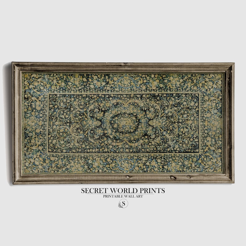 K&ouml;nnte beinhalten: Ein gerahmter Druck eines Vintage-Teppichs mit einem blauen und goldenen floralen Muster. Der Rahmen ist aus dunklem Holz mit einer abgenutzten Oberfl&auml;che. Der Druck tr&auml;gt den Titel "SECRET WORLD PRINTS" und "PRINTABLE WALL ART".