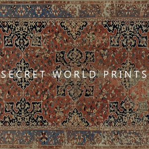 K&ouml;nnte beinhalten: Ein Vintage-Teppich mit einem geometrischen Muster in Rot, Blau und Schwarz. Der Teppich hat ein abgenutztes und verblasstes Aussehen, was ihm einen einzigartigen Charakter verleiht. Der Text "SECRET WORLD PRINTS" ist in der Mitte des Teppichs sichtbar.