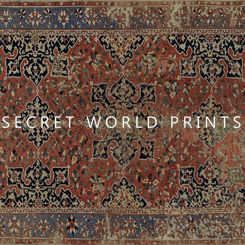 K&ouml;nnte beinhalten: Ein Vintage-Teppich mit einem geometrischen Muster in Rot, Blau und Schwarz. Der Teppich hat ein abgenutztes und verblasstes Aussehen, was ihm einen einzigartigen Charakter verleiht. Der Text "SECRET WORLD PRINTS" ist in der Mitte des Teppichs sichtbar.