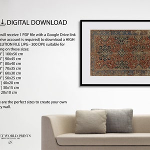 K&ouml;nnte beinhalten: Ein digitaler Download eines druckbaren Teppichdesigns. Der Teppich ist ein traditionelles persisches Design mit rotem Hintergrund und komplizierten schwarzen und blauen Mustern. Das Bild zeigt das Teppichdesign gedruckt und gerahmt an einer Wand &uuml;ber einem Sofa.