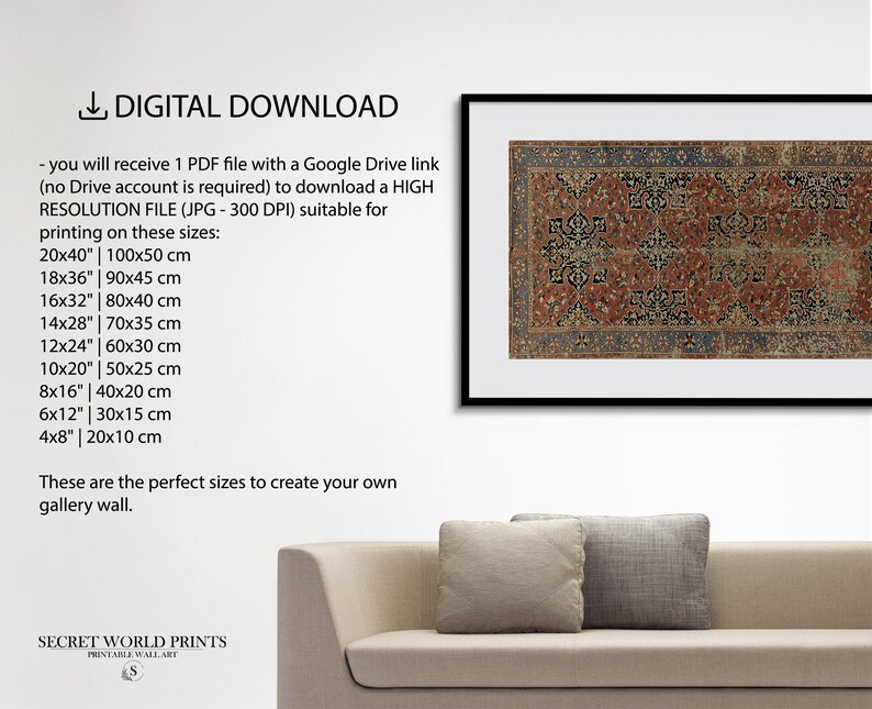 K&ouml;nnte beinhalten: Ein digitaler Download eines druckbaren Teppichdesigns. Der Teppich ist ein traditionelles persisches Design mit rotem Hintergrund und komplizierten schwarzen und blauen Mustern. Das Bild zeigt das Teppichdesign gedruckt und gerahmt an einer Wand &uuml;ber einem Sofa.