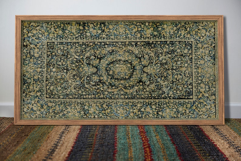 K&ouml;nnte beinhalten: Ein gerahmter Vintage-Teppich mit dunkelblauem Hintergrund und aufwendigen goldenen Blumenmustern. Der Teppich befindet sich in einem Holzrahmen.