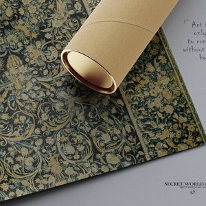 K&ouml;nnte beinhalten: Ein aufgerollter Druck einer Vintage-Blumentapeten-Design mit einem Zitat, das lautet "Kunst ist der einzige Weg, wegzulaufen, ohne das Haus zu verlassen." Der Druck befindet sich auf einer braunen Rolle mit einer goldenen Kappe. Das Zitat ist in schwarzer Tinte auf wei&szlig;em Hintergrund.