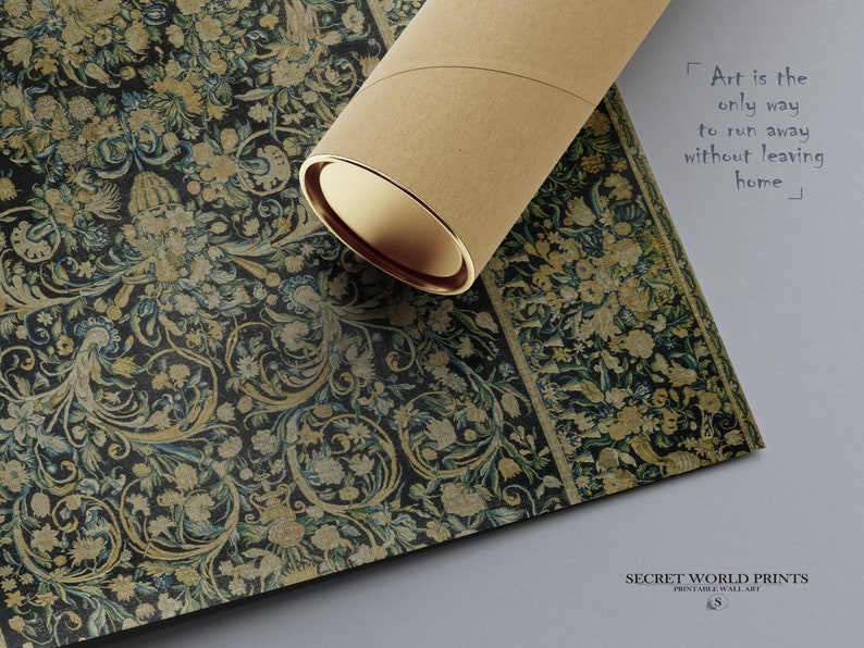 K&ouml;nnte beinhalten: Ein aufgerollter Druck einer Vintage-Blumentapeten-Design mit einem Zitat, das lautet "Kunst ist der einzige Weg, wegzulaufen, ohne das Haus zu verlassen." Der Druck befindet sich auf einer braunen Rolle mit einer goldenen Kappe. Das Zitat ist in schwarzer Tinte auf wei&szlig;em Hintergrund.