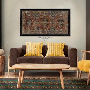 K&ouml;nnte beinhalten: Ein braunes Sofa mit zwei gelben, gestreiften Kissen, ein Holz-Couchtisch und ein gelber Stuhl. Ein gerahmtes Bild eines Teppichs mit geometrischem Muster h&auml;ngt an der Wand &uuml;ber dem Sofa. Der Text "SECRET WORLD PRINTS" ist unter dem gerahmten Bild gedruckt.