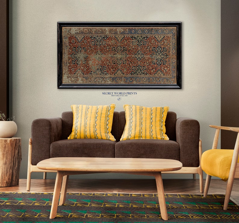 K&ouml;nnte beinhalten: Ein braunes Sofa mit zwei gelben, gestreiften Kissen, ein Holz-Couchtisch und ein gelber Stuhl. Ein gerahmtes Bild eines Teppichs mit geometrischem Muster h&auml;ngt an der Wand &uuml;ber dem Sofa. Der Text "SECRET WORLD PRINTS" ist unter dem gerahmten Bild gedruckt.