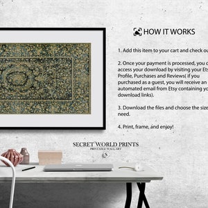 K&ouml;nnte beinhalten: Ein gerahmter Druck eines Vintage-Teppichs mit einem blauen und goldenen Muster. Der Druck wird auf einem wei&szlig;en Schreibtisch mit einem Laptop, einer Vase und einem Bleistift angezeigt. Der Text "HOW IT WORKS" ist in der oberen rechten Ecke des Bildes sichtbar. Der Text "SECRET WORLD PRINTS" ist am unteren Rand des Bildes sichtbar.