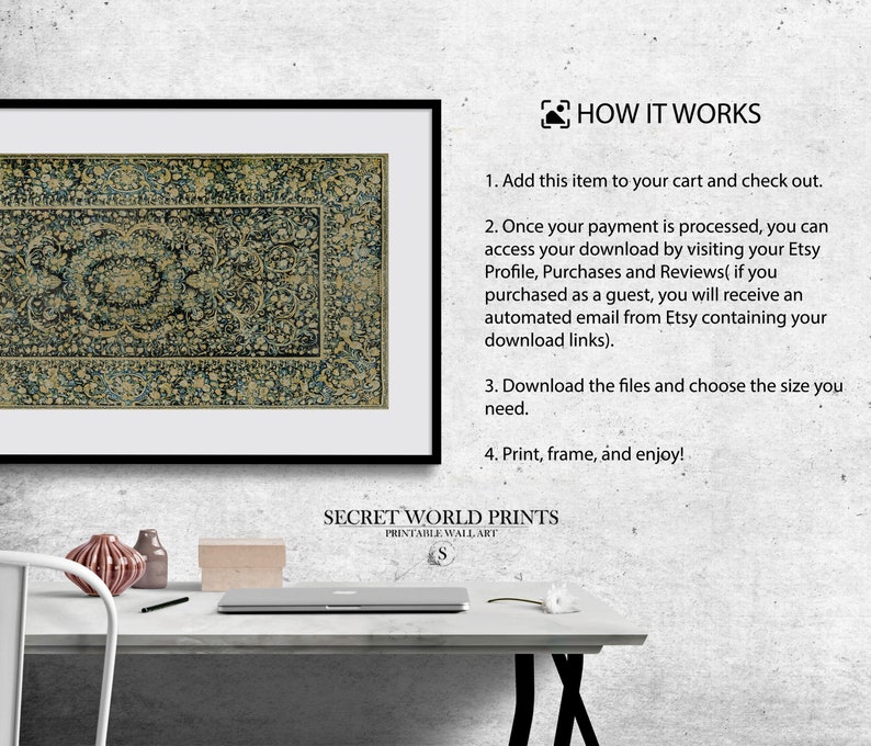 K&ouml;nnte beinhalten: Ein gerahmter Druck eines Vintage-Teppichs mit einem blauen und goldenen Muster. Der Druck wird auf einem wei&szlig;en Schreibtisch mit einem Laptop, einer Vase und einem Bleistift angezeigt. Der Text "HOW IT WORKS" ist in der oberen rechten Ecke des Bildes sichtbar. Der Text "SECRET WORLD PRINTS" ist am unteren Rand des Bildes sichtbar.