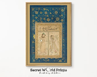 Könnte beinhalten: Gerahmter Vintage-Druck mit persischen Figuren in traditioneller Kleidung. Das Kunstwerk hat einen blauen und goldenen Blumenrand mit Text oben. Die Figuren sind in einem detaillierten, illustrativen Stil dargestellt, mit sanften Farben und komplizierten Details. Der Rahmen ist hellbraun.